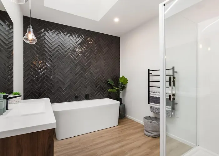 Three Northlake - Stylish 3br Retreat In Holiday home *